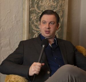 Dajka Gábor vagyok, marketingszakértő, business coach, befektető, és az Online Marketing és Pszichológia könyv szerzője.