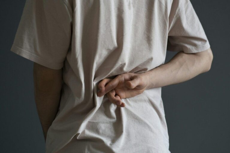 Megtévesztő reklámok és befolyásolási technikák a person holds fingers crossed behind the back as the sign of lie and dishonesty