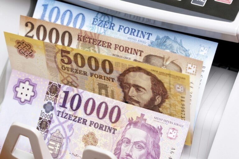 A pénz pszichológiája: milyen típus vagy? Hungarian forint in the counting machine