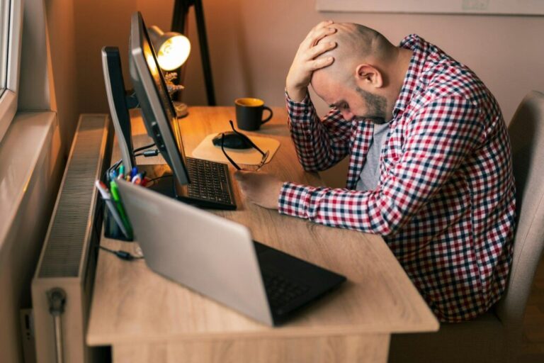 Stressz és marketing: hogyan hat a fogyasztókra? Male programmer stressed out at work