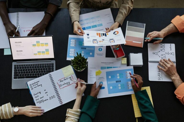 A 360 fokos marketing hátrányai Marketing Business Meeting Top View