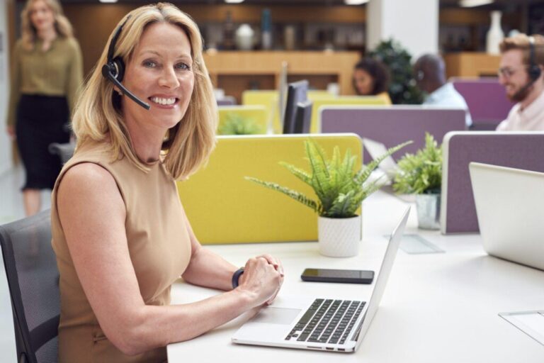 Hatékony kommunikáció a Google Ads ügyfélszolgálattal Portrait Of Mature Businesswoman Wearing Phone Headset Talking To Caller In Customer Services Centre
