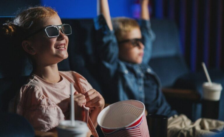 Filmek, amelyek formálták a marketinget Small children with 3d glasses and popcorn in the cinema, watching film