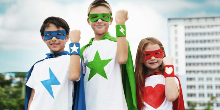 Mennyi bátorság kell felkeresni egy marketing tanácsadót? Superhero Boy Girl Brave Imagination Concept