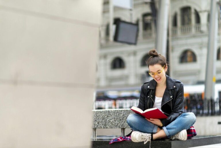 Hogyan segítenek az online marketing könyvek? Woman reading book on bench
