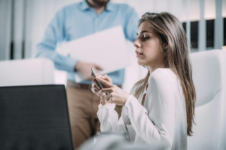 Magas fluktuáció kezelése marketingügynökségnél Workplace Bullying. Male Boss Humiliates New Female Employee