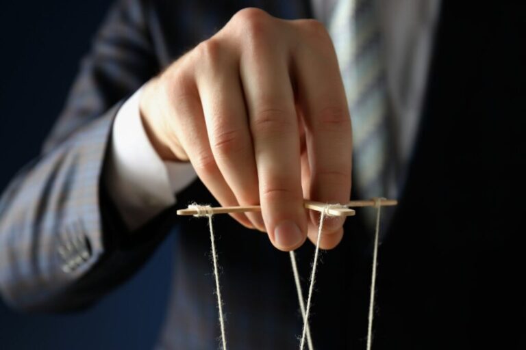 Diktátor- és ultimátum játék tanulságai Concept of control and dictatorship, management concept