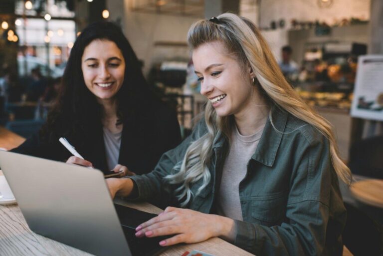 Új lehetőség: Online Marketing és Reklámpszichológia Csoport Delighted coworkers having business meeting