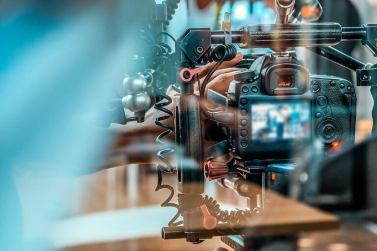 Marketing tanácsadók a filmekben: valóság és fikció Filming with professional camera