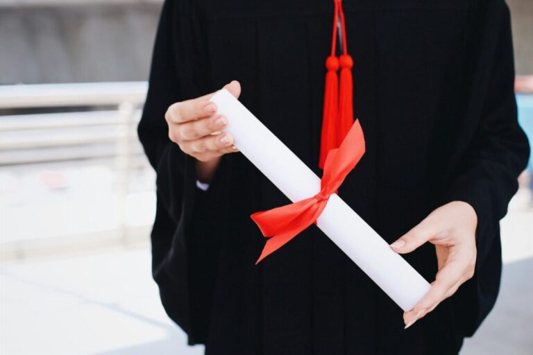 Miért válassz MSc diplomás marketingest? Graduate girl holding diploma