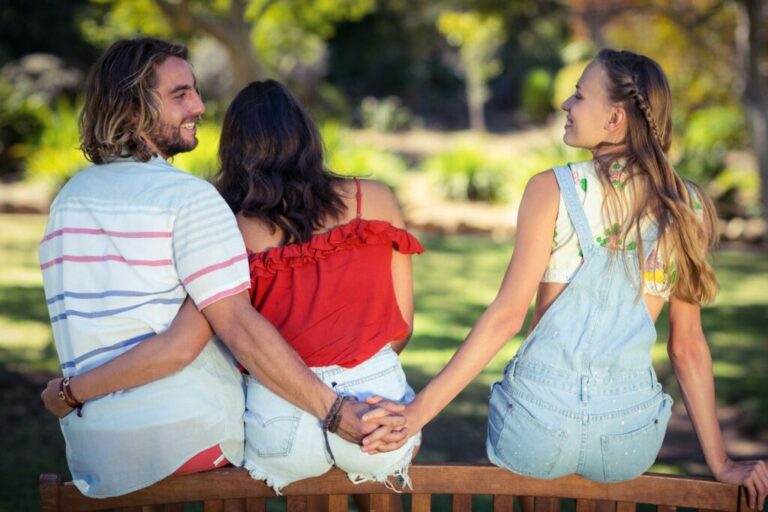 Az imposztorszindróma árnyékában: még a sikeresek is félhetnek Man cheating on her woman in park