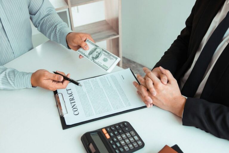 Leggyakoribb hazugságok a marketingben Partner has made a fraud in the contract of sale and being handed a cash and pen