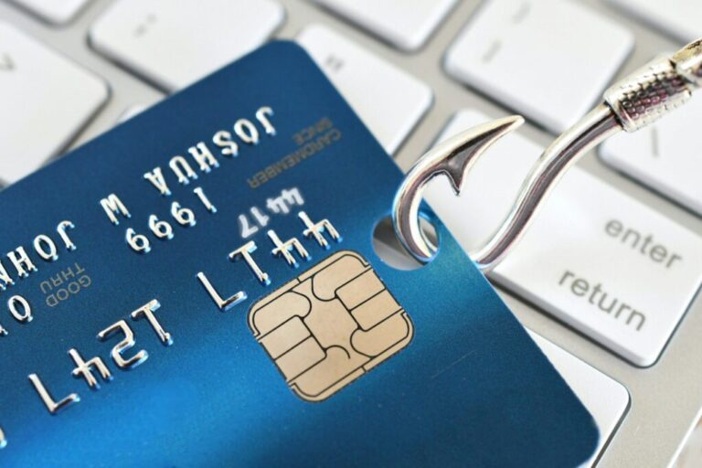 Leggyakoribb hazugságok a marketingben: Mikor válnak átlátszóvá a cégek trükkjei? Phishing scam fraud identity theft concept - credit card on fishing hook on white computer keyboard