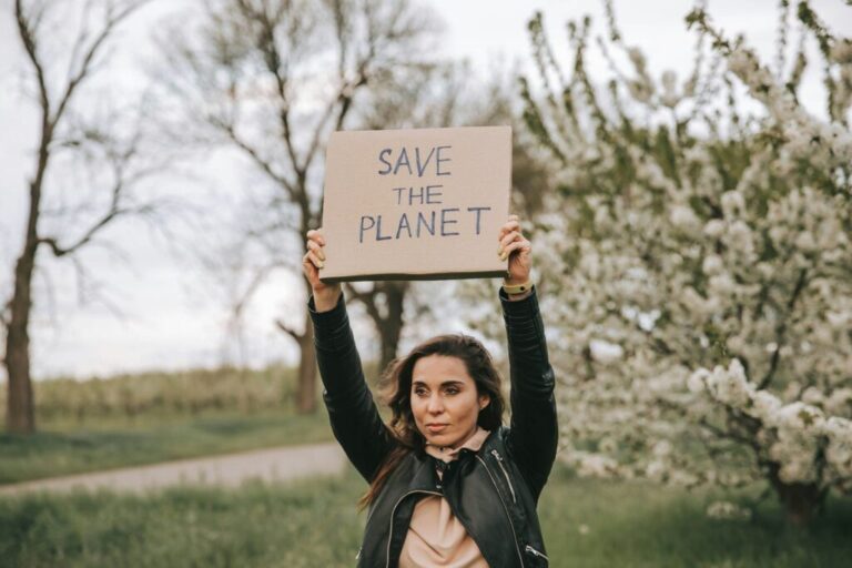 Cikk a magyar cégek szlogenjeiről Portrait of cute woman with a banner with the slogan Save the Planet.
