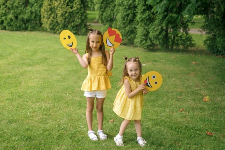 Az emoji forradalma: digitális kommunikáció Winking, in love and tired, showing tongue emoji