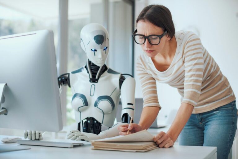 Az AI-korszak SEO forradalma Woman and AI robot working together