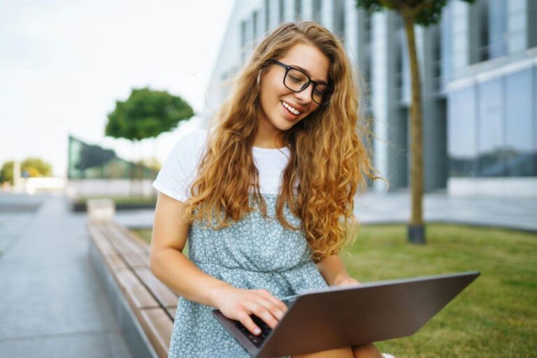 Így alakul át 2025-ben a tartalommarketing Young woman with laptop outdoor. Education online. Freelancer, Business, shopping, blogging.