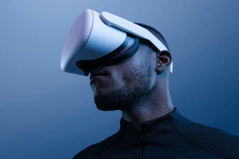 Az Apple Vision Pro forradalmasítja a marketinget African American man in VR headset