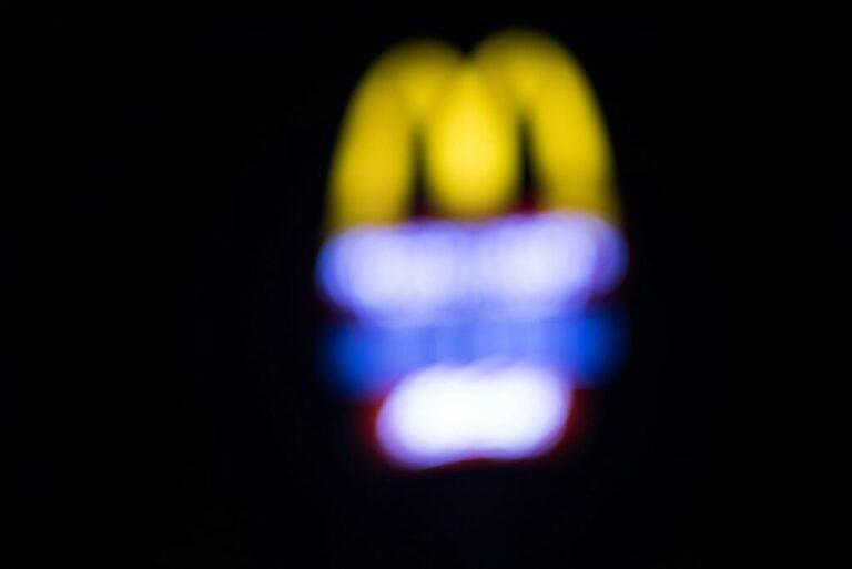 Ízmarketing: a McDonald’s érzékszervi trükkjei Blurred background of McDonald’s signage at night