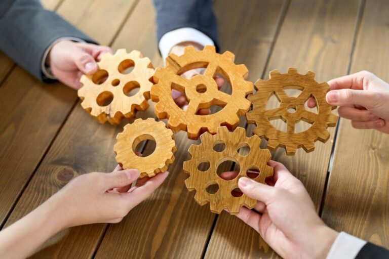 Kölcsönösség elve: közösségi erő Business person with multiple gears