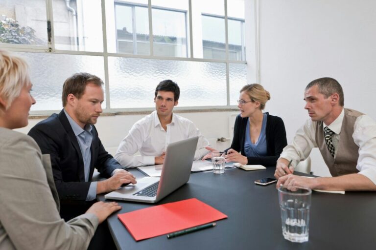 Stratégiai útmutató: az üzleti céloktól a megvalósításig Business team discussing their strategy