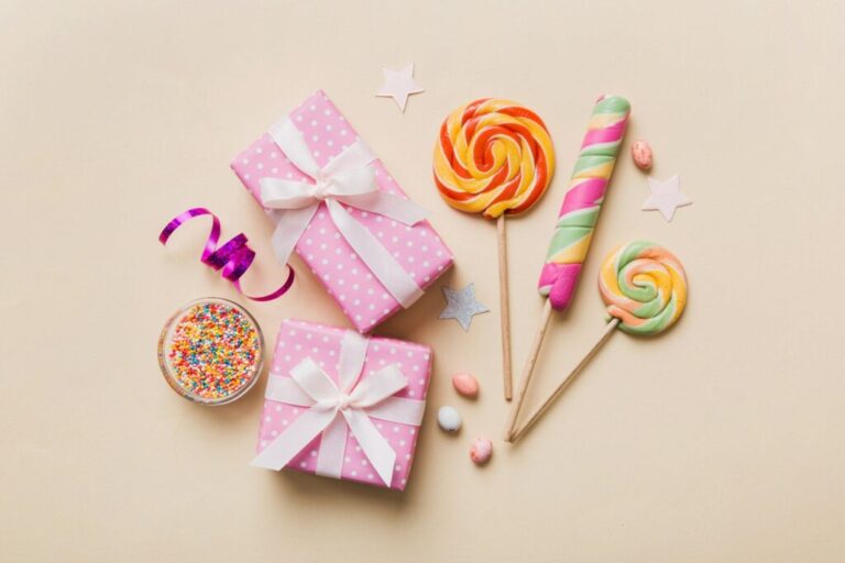 Jutalmazás, függőség és marketing Collection of birthday party objects with gift box. Valentines day gift box. Top view flat lay