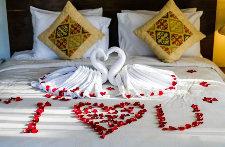 A szállodaipar fejlődése és jövője Decorated towels on the hotel bed, hotel room