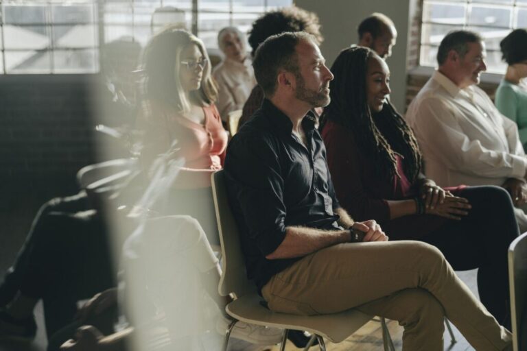 Társadalmi marketing kihívásai: az emberek igényei Diverse people in a seminar