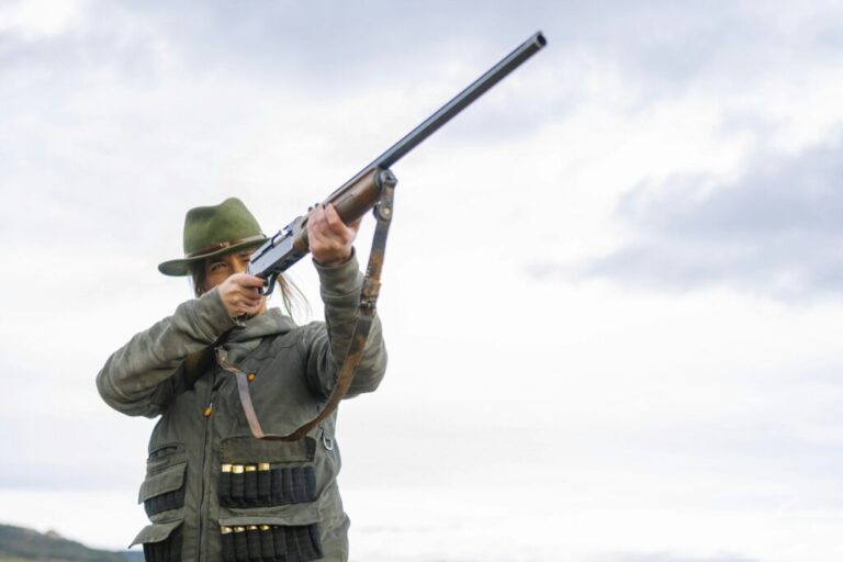 A lájkvadászat veszélyei – önértékelés és mentális egészség Hunter woman with shotgun hunting in the field.