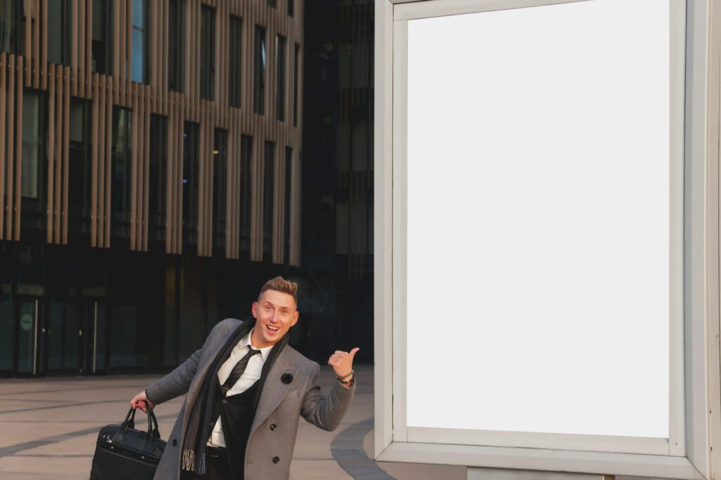 A pozitív reklámok hatása az emlékezetre Positive friendly businessman guy for presentation or advertising of product