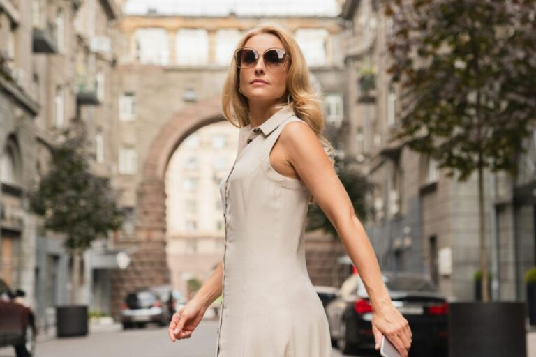 Önmegvalósító vállalkozó: 14 készség Successful caucasian businesswoman lady walking on city street.