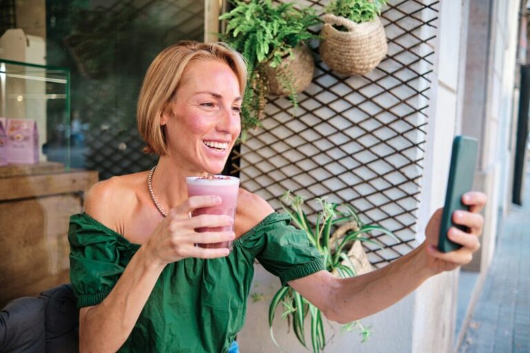 Média előre- és hátradőlve: digitális fogyasztói magatartás young woman drinking a healthy drink for social media
