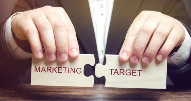 A marketing valódi arca: nem olyan egyszerű Businessman collects wooden puzzles with the word Marketing target