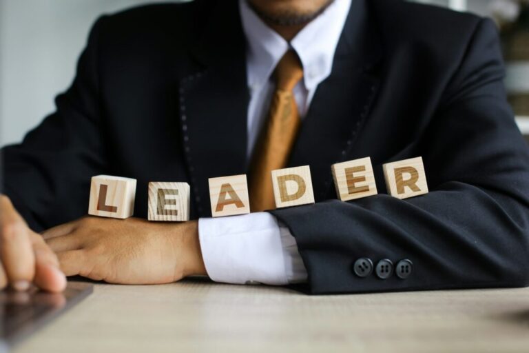 Projektmenedzsment: vezetés és komplexitás Businessman Leader