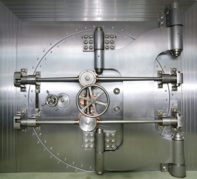 OTP Bank kedvezményes számlanyitás Closed Door to a Bank Vault