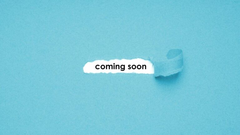 Reveal marketing: kíváncsiság és érzelmi bevonás coming soon - torn or ripped paper background revealing text