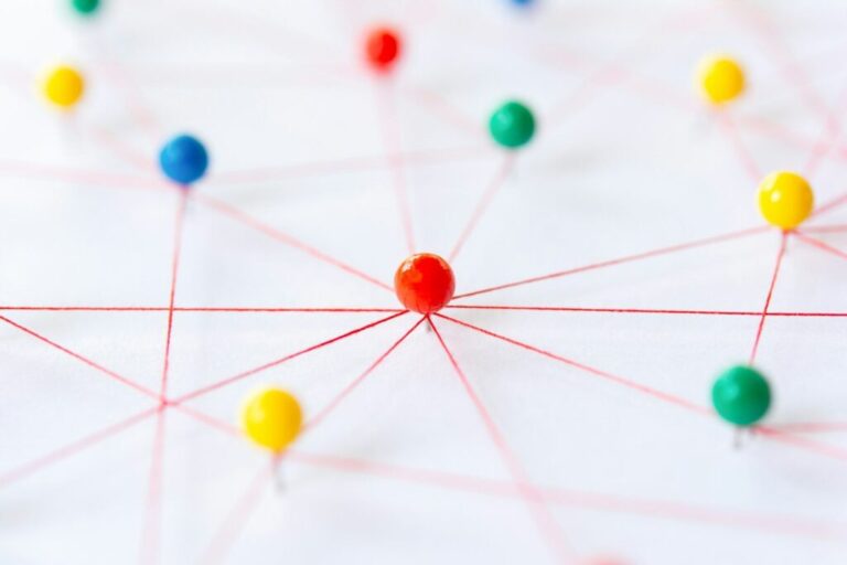 Hálózatkutatás a marketingben: új perspektívák connection between the two networks. Network simulation on paper linked together by yarn