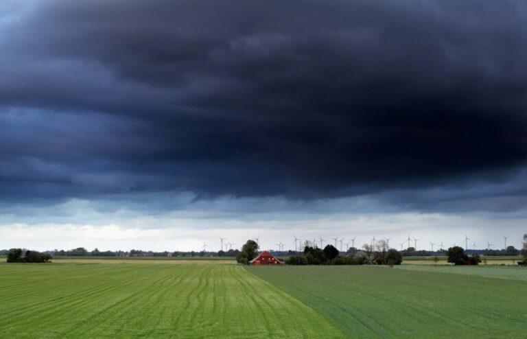 A marketing sötét oldala: rejtett titkok dark stormy sky over summer farmland