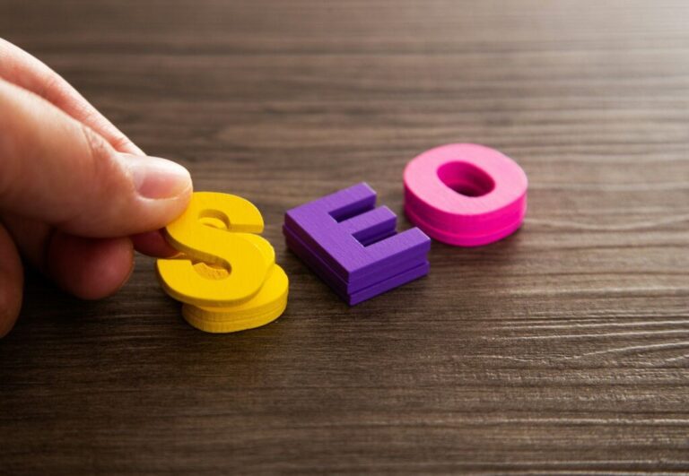 Keresőoptimalizálás drágán: megéri? Hand arrange wood letters as SEO abbreviation