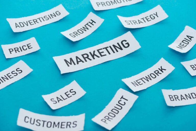 Marketing pszichológia, reklámpszichológia, fogyasztáslélektan marketing components on pieces of paper on blue