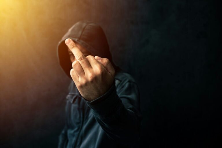 Provokáció a marketingben Middle finger, rude gesture