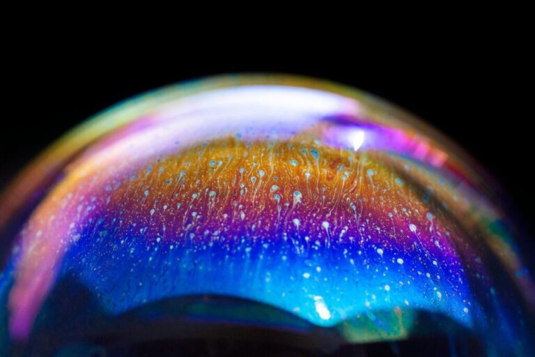 A túlzott személyre szabás negatív hatásai Multicolored rainbow in a bubble. Abstract texture inside of the soap bubble, macro photography.