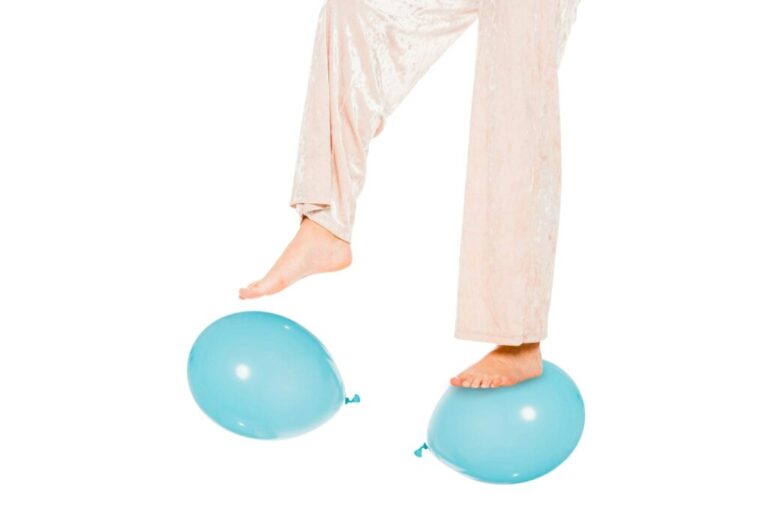 Hogyan alakulnak ki marketingbuborékok? partial view of girl levitating in air and standing on blue ballons