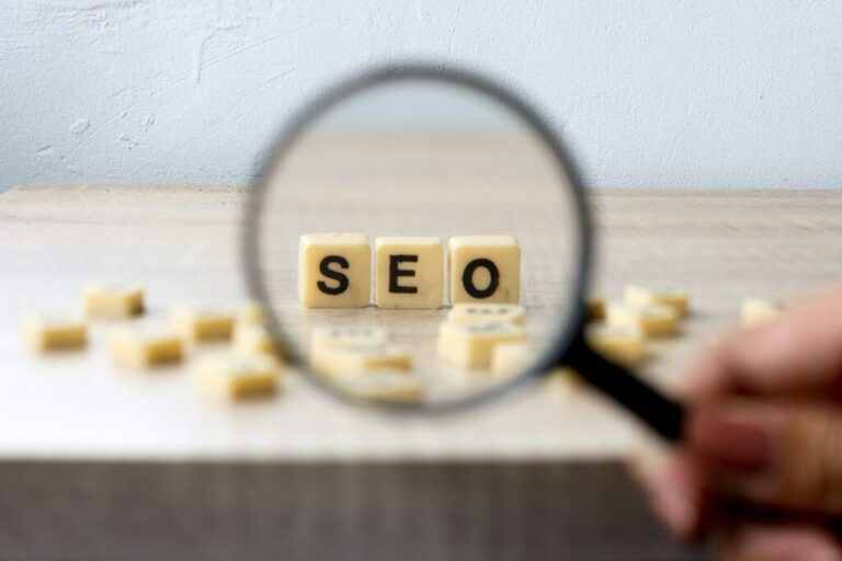 Keresőoptimalizálás olcsón: átverés? Selective focus of magnifying glass SEO