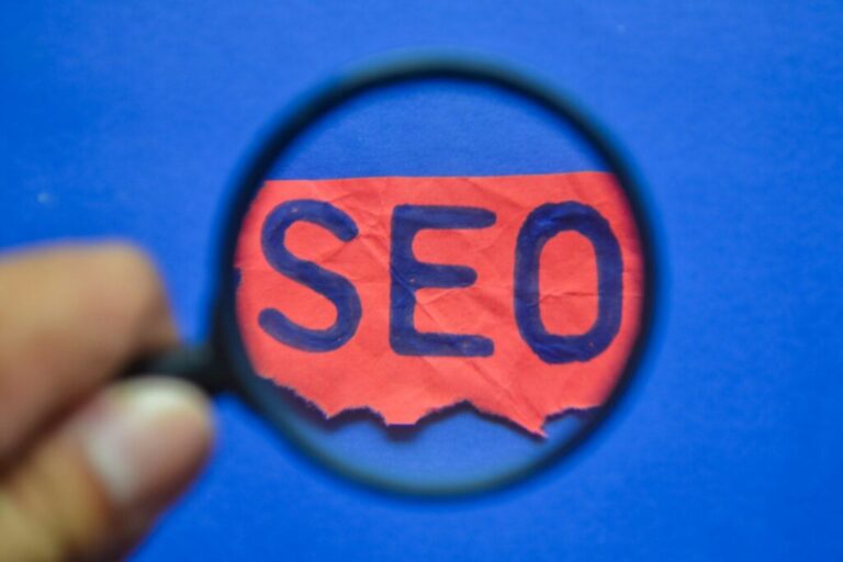 A SEO valójában nem ingyenes SEO on a magnifying glass