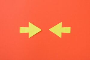 Two opposite arrows pointing to the center