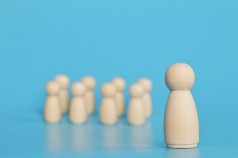 Projektintegráció-menedzsment: koncepciók és trendek Wooden doll figure of leader and office staff. Social workers and leader concept.