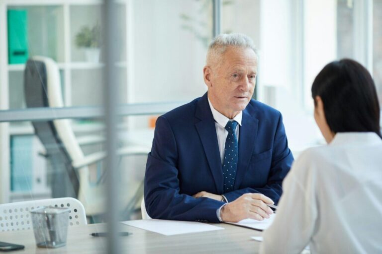Egy sikeres értékesítő jellemzői: marketing keresztmetszet Boss Interviewing Candidate