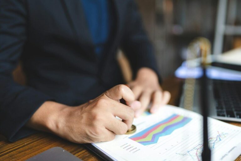Befolyásolási technikák az online marketingben business approve and certificate concept, confirmation of business marketing document permit