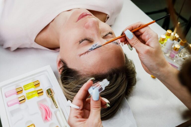 Kozmetikai vállalkozás pozicionálása Cosmetic Procedure For Laminating Eyebrows